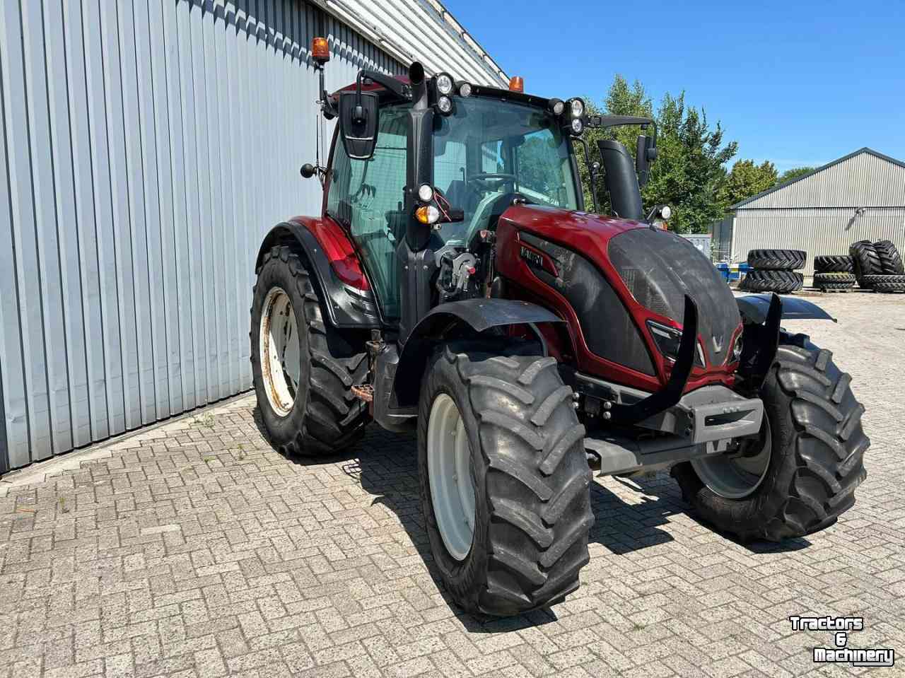 Tractor Valtra N121