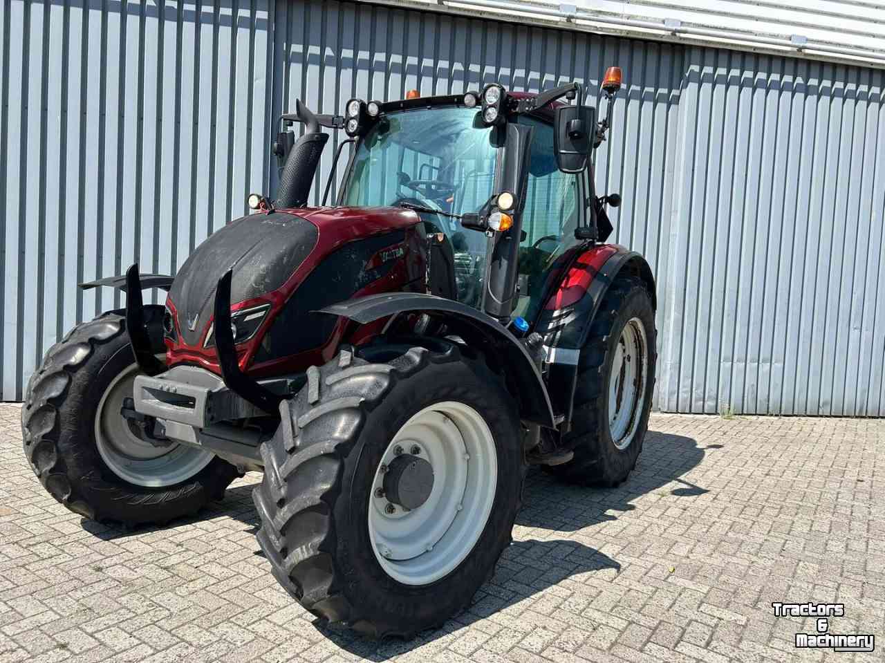 Tractor Valtra N121