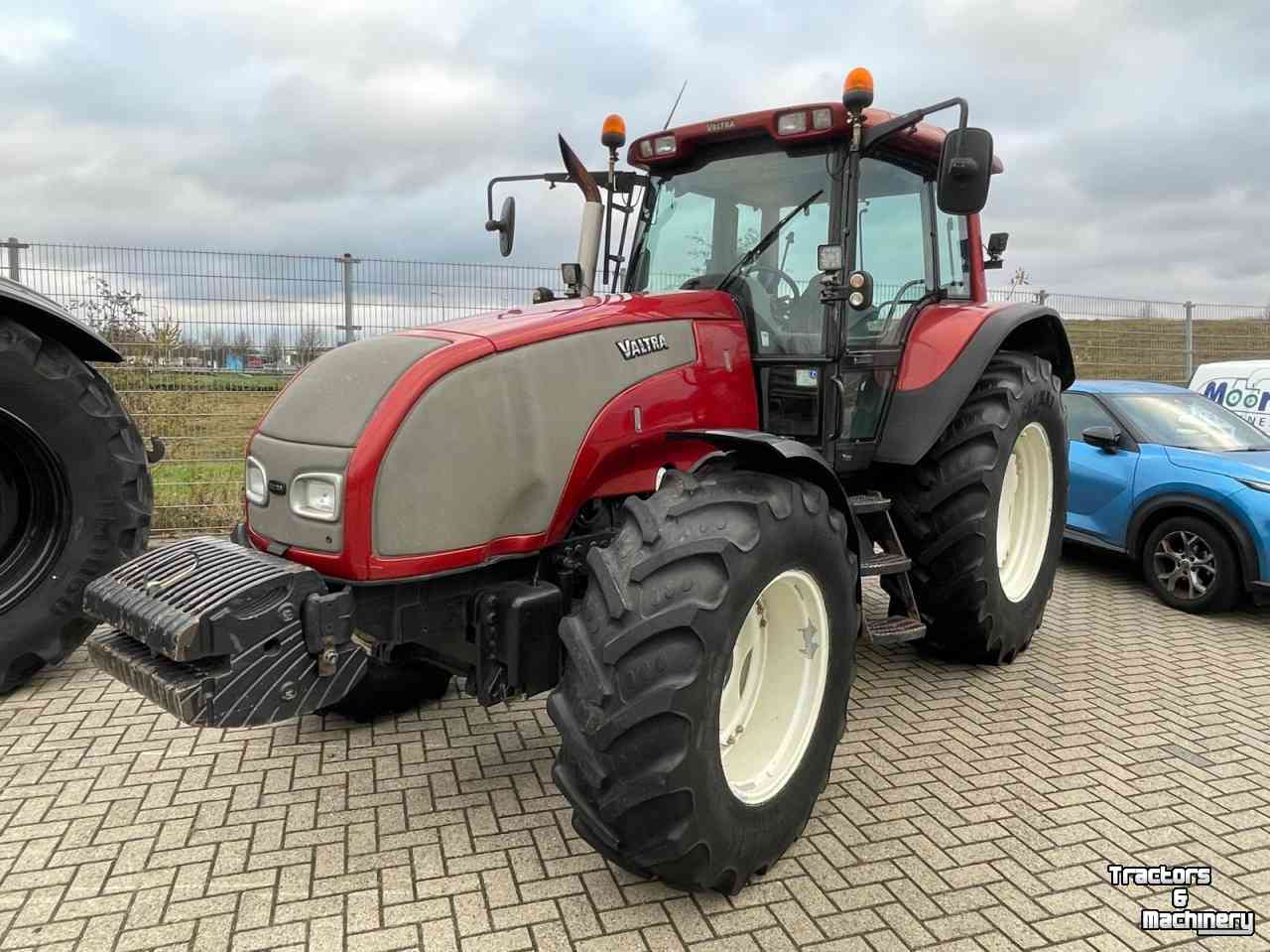 Tractor Valtra T120 tractor