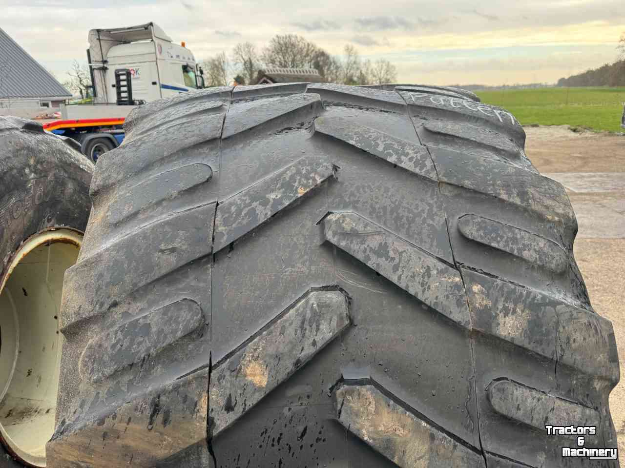 Wheels, Tyres, Rims & Dual spacers Michelin 1050/50R32