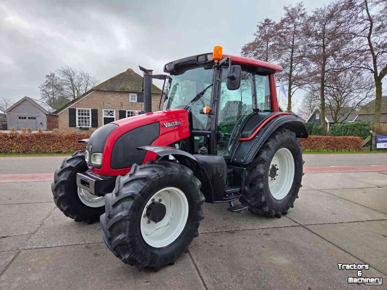 Tractor Valtra N82