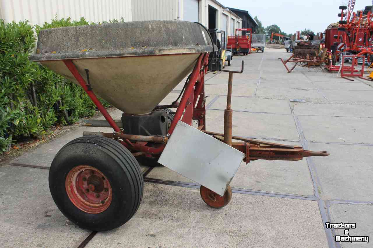 Fertilizer spreader Vicon Pendelstrooier op wielstel