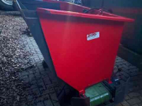 Sawdust spreader for boxes AG zaagselstrooier zelf ladend