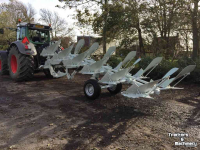 Ploughs Kramer ERMO KLEIPLOEG 5 + 1 on land in de veur