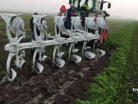 Ploughs Kramer ERMO KLEIPLOEG 5 + 1 on land in de veur