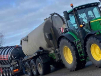 Hooked-arm carrier Joskin Cargo chassis met tank en Drakkar bak