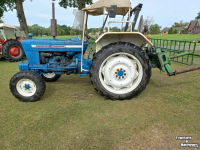 Tractor Ford 4000 met balendrager / balenklem
