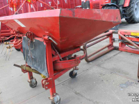 Fertilizer spreader Lely L 700 liter kunstmeststrooier zoutstrooier zandstrooier enkele strooischijf