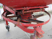 Fertilizer spreader Lely L 700 liter kunstmeststrooier zoutstrooier zandstrooier enkele strooischijf
