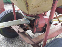 Fertilizer spreader Vicon Getrokken pendelstrooier