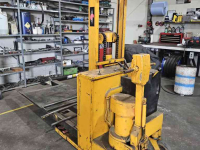 Electrical hoist  Elektrisch verrijdbare palletlift met zitmaaier plateau