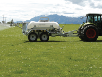 Fertilizer spreader Tow and Fert Multi 1200 Bladbemestings en Compostthee spuit