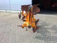 Ploughs Huard 3 schaar wentel ploeg