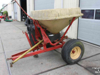 Fertilizer spreader Vicon Pendelstrooier op wielstel