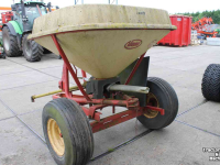 Fertilizer spreader Vicon Pendelstrooier op wielstel