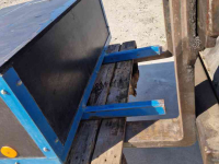 Other machines and accessories for the workshop and yard  Opslag box om aan de trekker te bevestigen