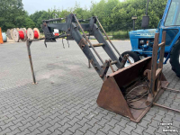 Front-end loader  Robuuste voorlader met bak en balenprikker, MF