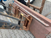 Front-end loader  Robuuste voorlader met bak en balenprikker, MF