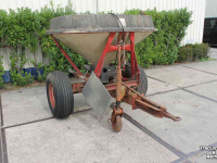 Fertilizer spreader Vicon Pendelstrooier op wielstel