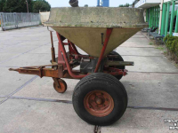Fertilizer spreader Vicon Pendelstrooier op wielstel