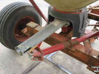 Fertilizer spreader Vicon Pendelstrooier op wielstel