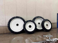 Wheels, Tyres, Rims & Dual spacers BKT 270/95 R54 + 270/95 R38 op velg 1.80m spoor